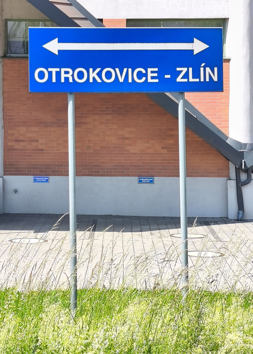 Vzhledem k ubohosti zastávky snad ani uprostřed Zlína nikoho nepřekvapí, že směrovka ukazuje ve Zlíně ke Zlínu…